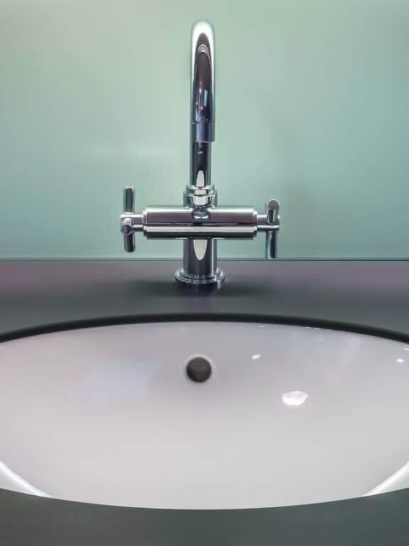 Double vasque : comment l’installer avec une seule arrivée d’eau ?